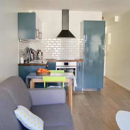 Апартаменты Studio Near The Eiffel Tower